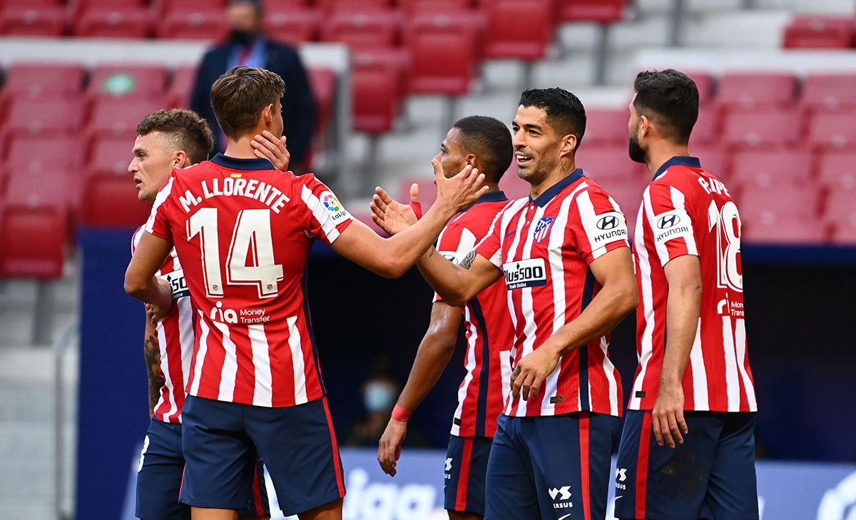 Luis Suárez, celebrating his goal beside his mates