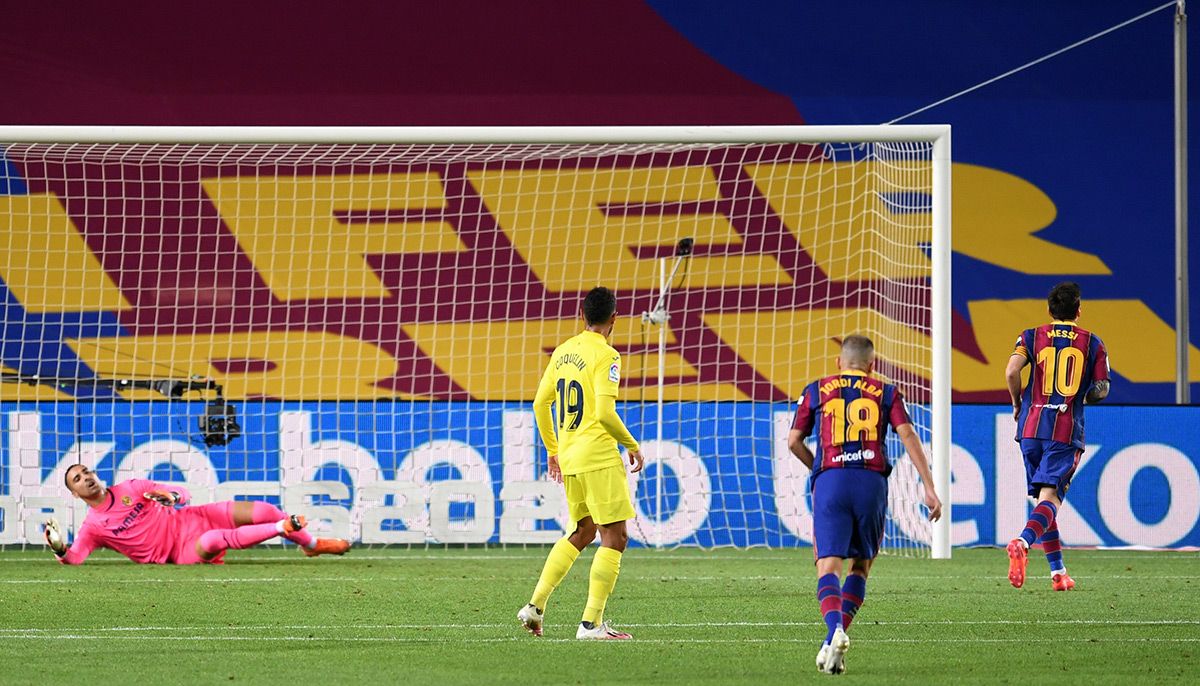 Leo Messi, marcando desde el punto de penalti contra el Villarreal