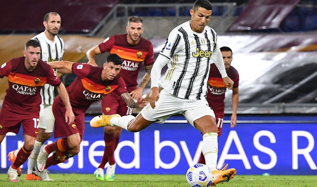 Cristiano strikes a penalti in front of the Rome