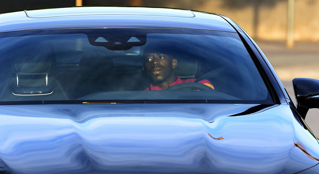 Ousmane Dembélé entra a la Ciutat Esportiva en su coche
