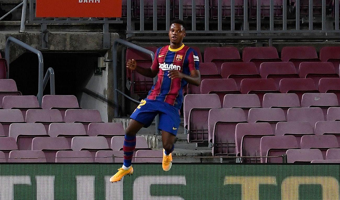 Ansu Fati celebra uno de sus goles contra el Villarreal