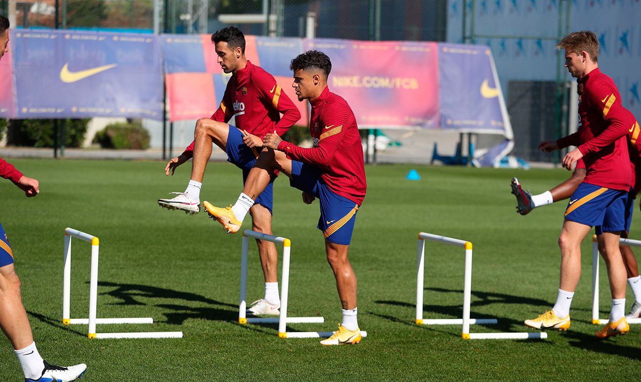 Coutinho, Busquets and Of Jong in a training of the Barça
