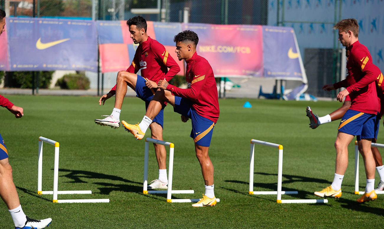 Coutinho, Busquets y De Jong en un entrenamiento del Barcelona