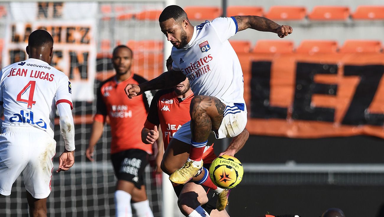 Memphis Depay controla el balón en un partido del Lyon