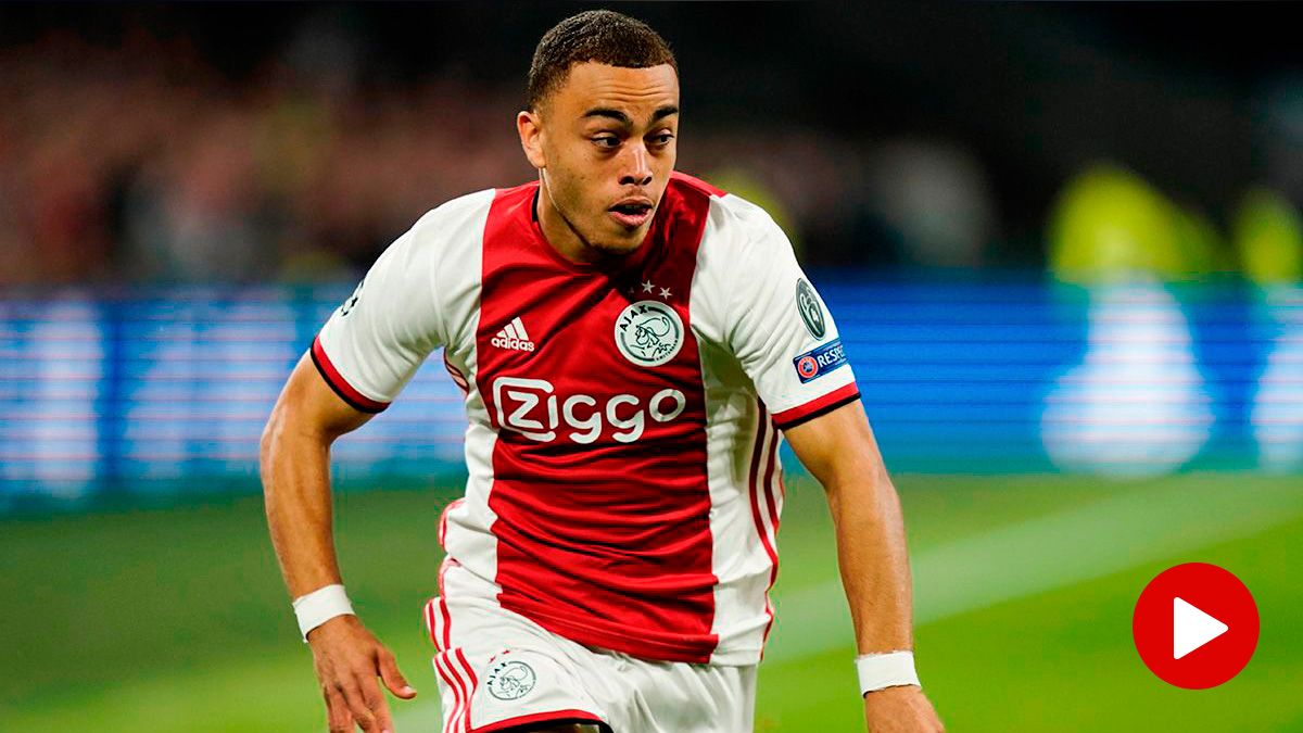 Sergiño Dest en un partido con el Ajax