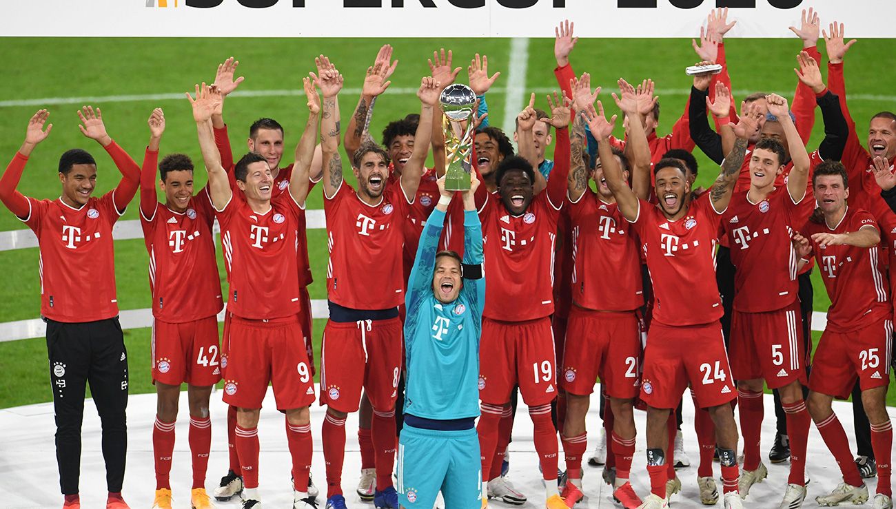 The players of the Bayern celebrate the Supercopa