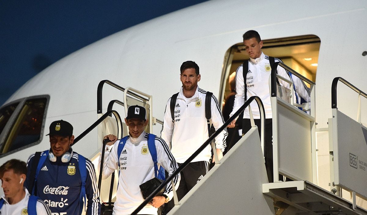 Messi, bajándose de un avión de la selección de Argentina