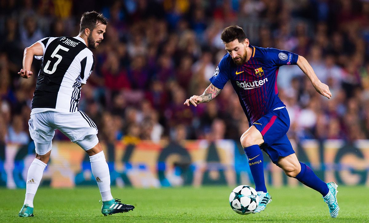 Pjanic, defendiendo a Messi en una imagen de archivo