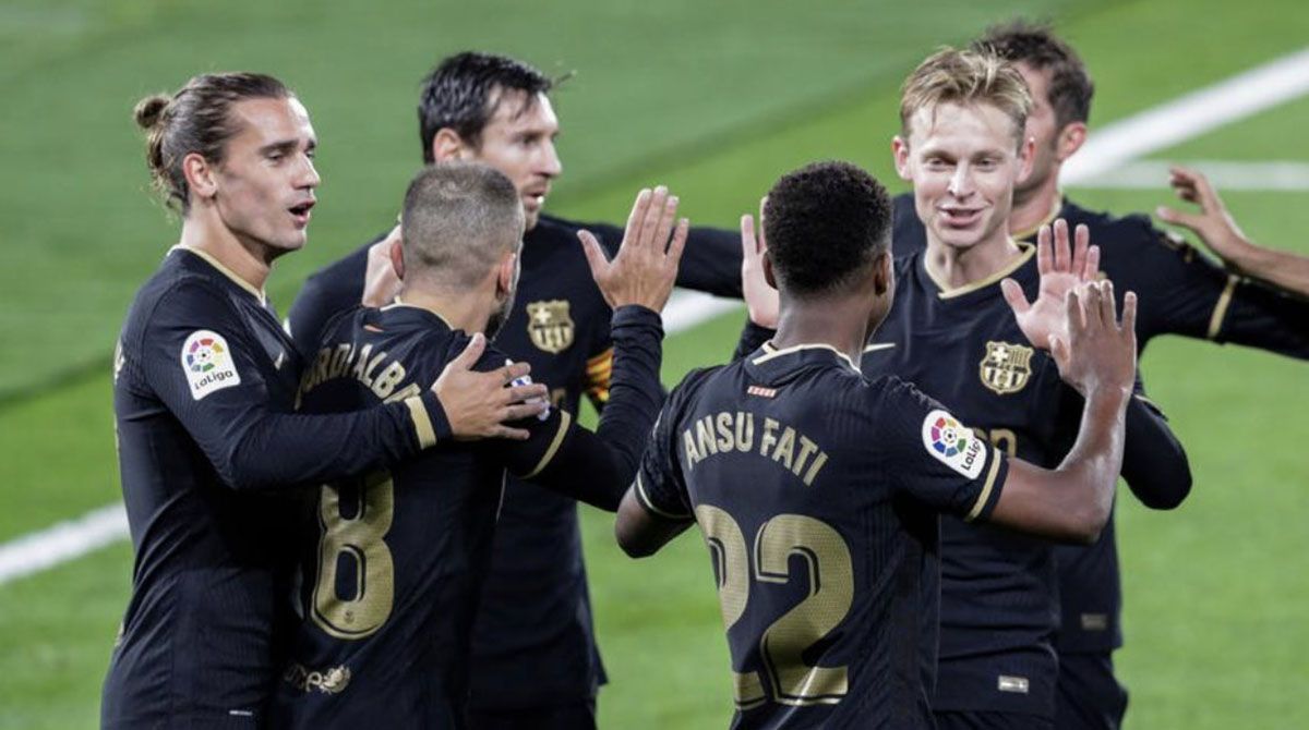 De Jong celebrating a goal with his teamates