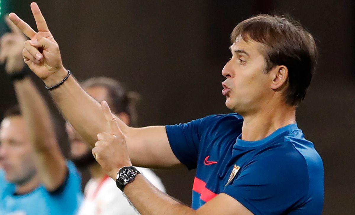 Julen Lopetegui, dando indicaciones a los jugadores del Sevilla