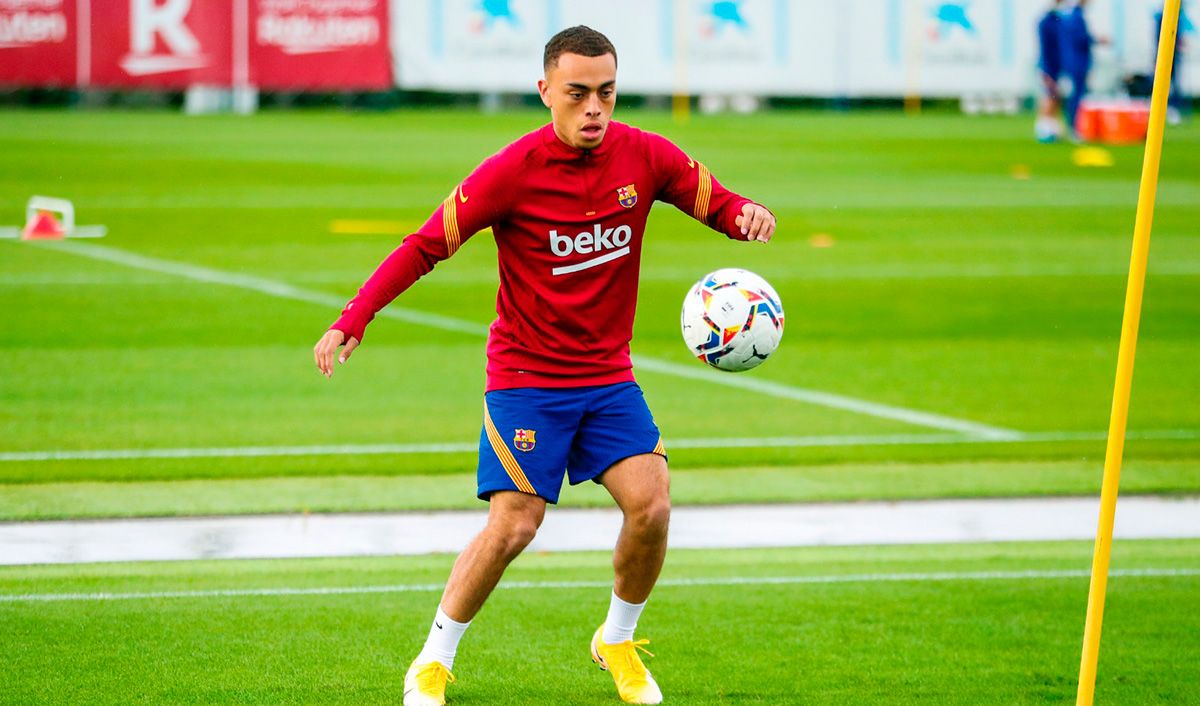 Sergiño Dest, durante un entrenamiento con el FC Barcelona