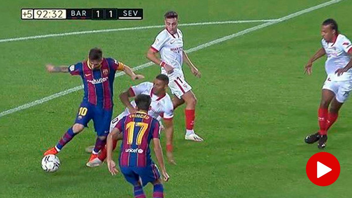 Diego Carlos, cometiendo un penalti no pitado sobre Messi