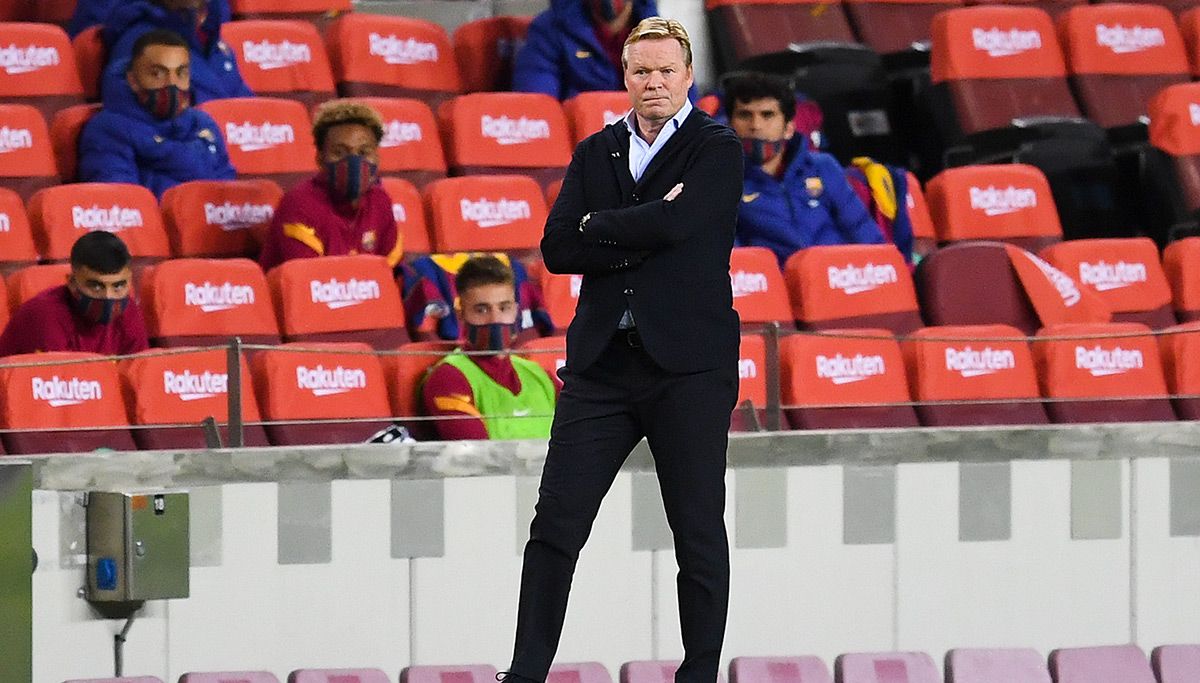 Ronald Koeman, nervous during the Barça-Seville in the Camp Nou