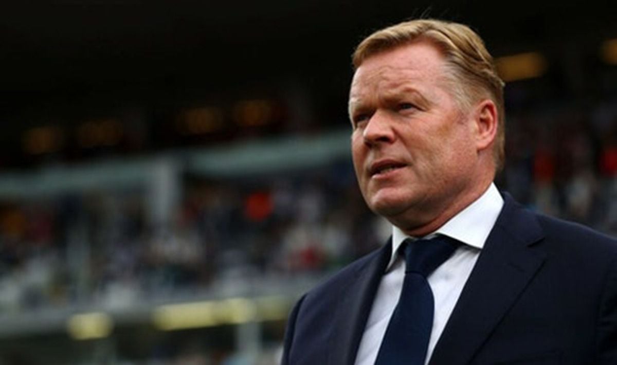 Koeman, during a match dressed with a suit