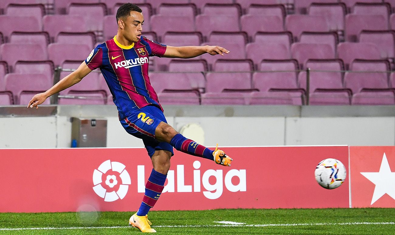 Sergiño Dest pasa un balón en el Barça-Sevilla