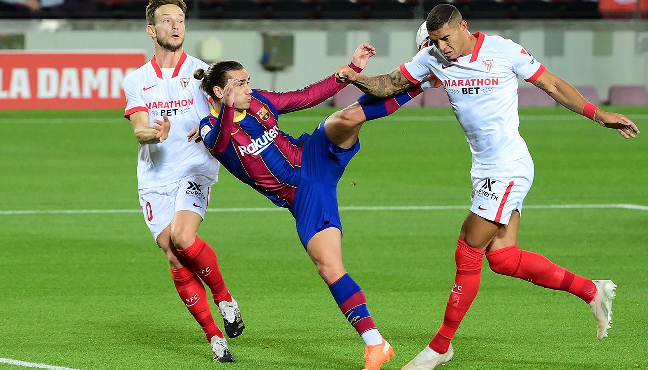 Antoine Griezmann tries to finish between Rakitic and Diego Carlos