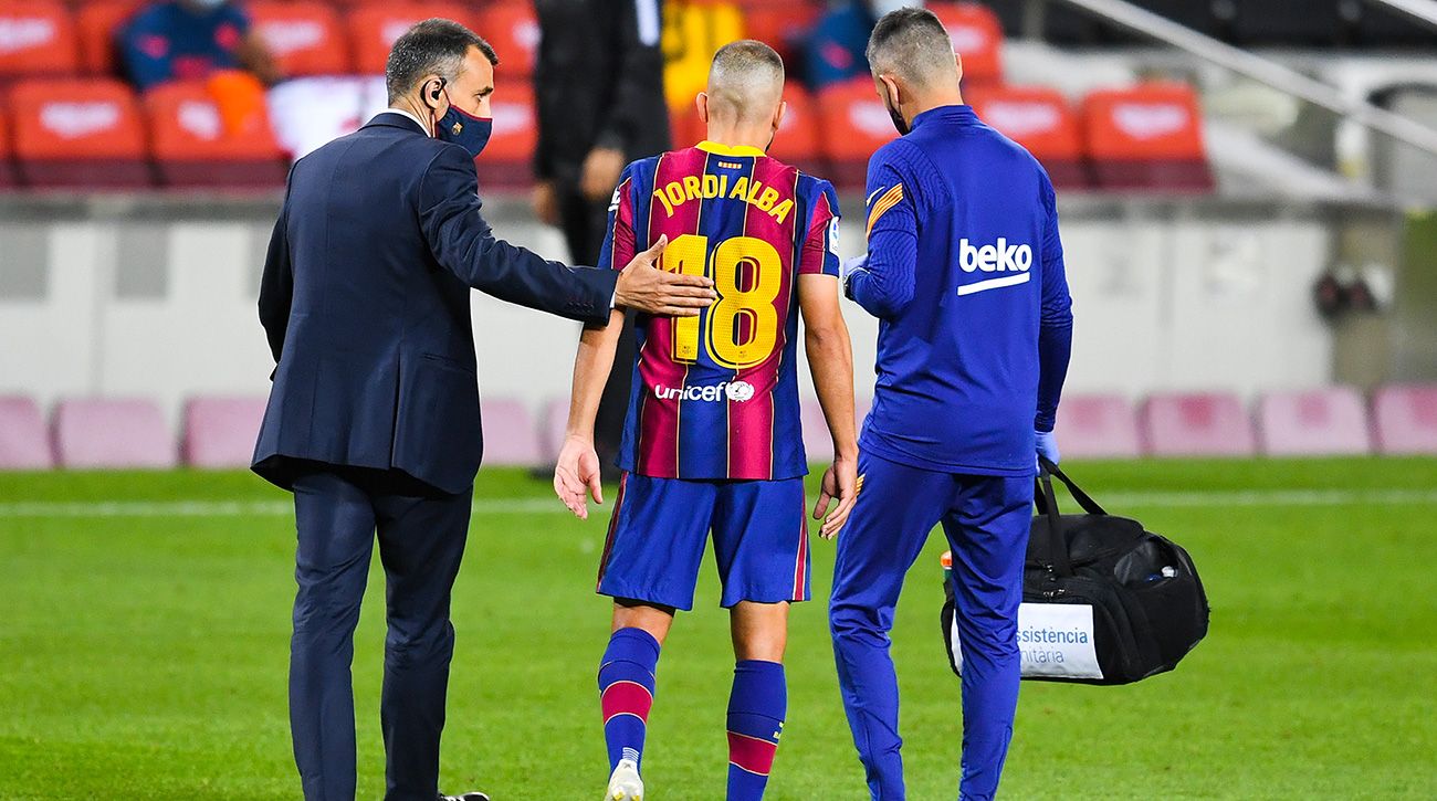 Jordi Alba leaves  of the field injured