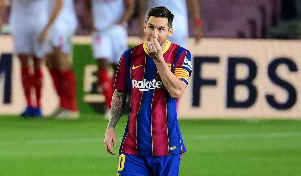 Leo Messi se lamenta después de un gol encajado