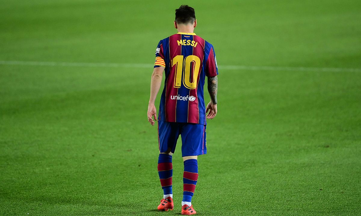 Messi, walking during the Barça-Seville