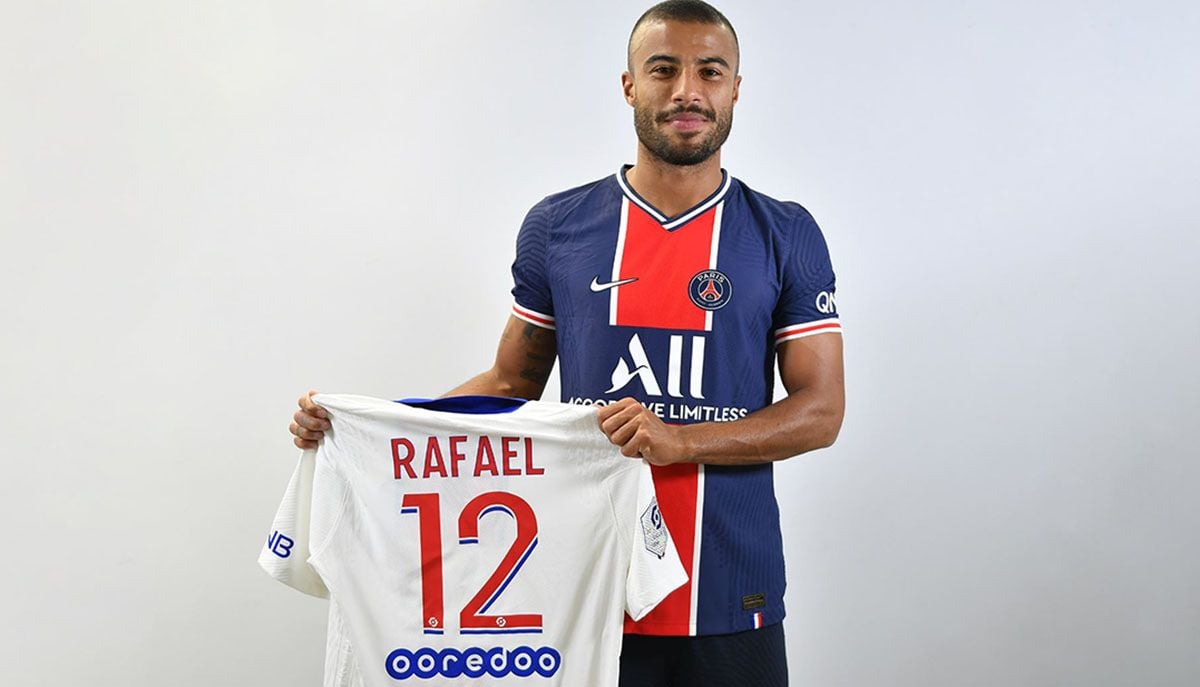 Rafinha With the new T-shirt of the PSG