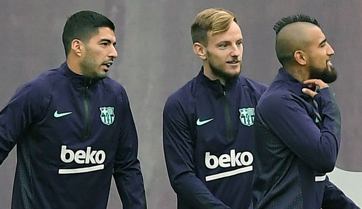 Luis Suárez, Ivan Rakitic y Arturo Vidal, durante un entrenamiento con el Barça