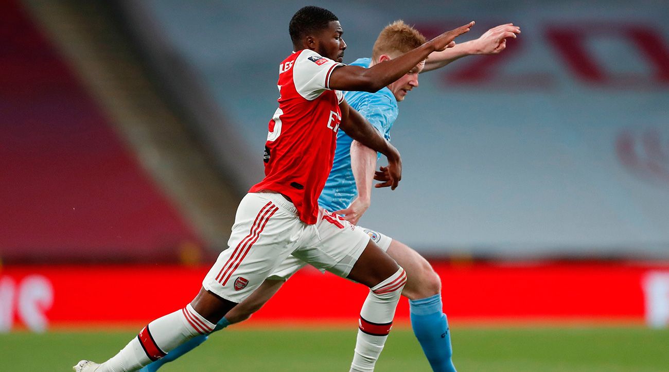 Maitland-Niles en un duelo con Kevin de Bruyne