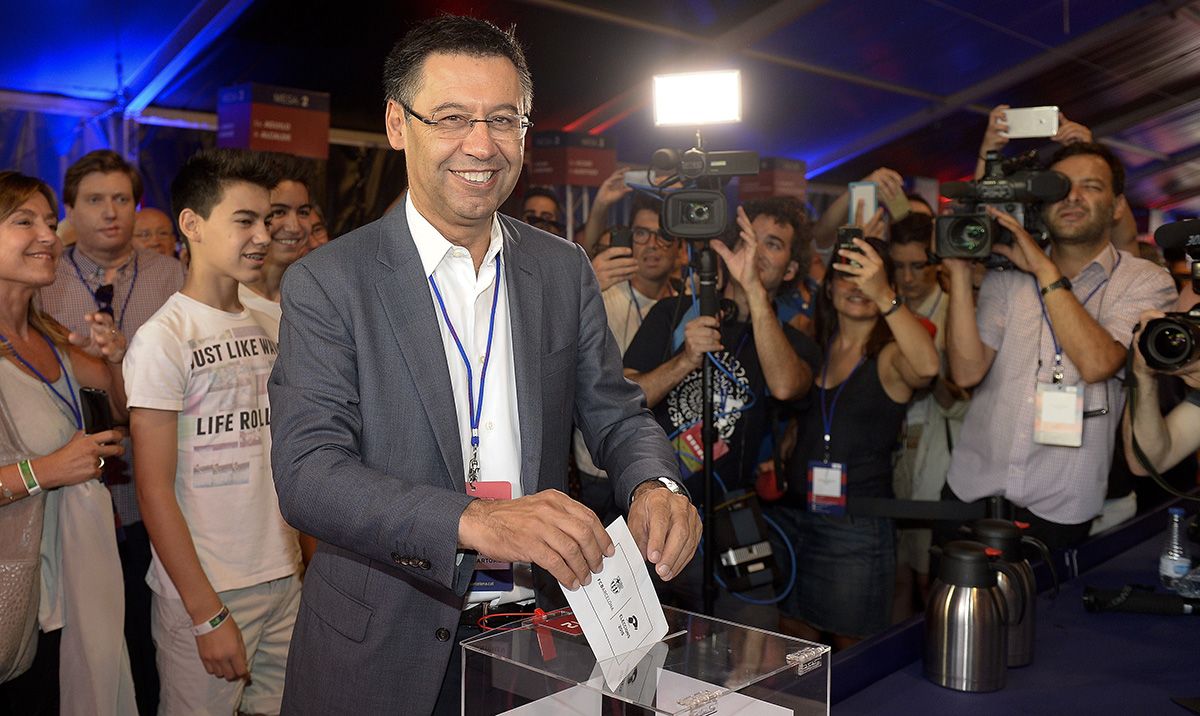 Josep Maria Bartomeu, votando a su candidatura en las elecciones de 2015