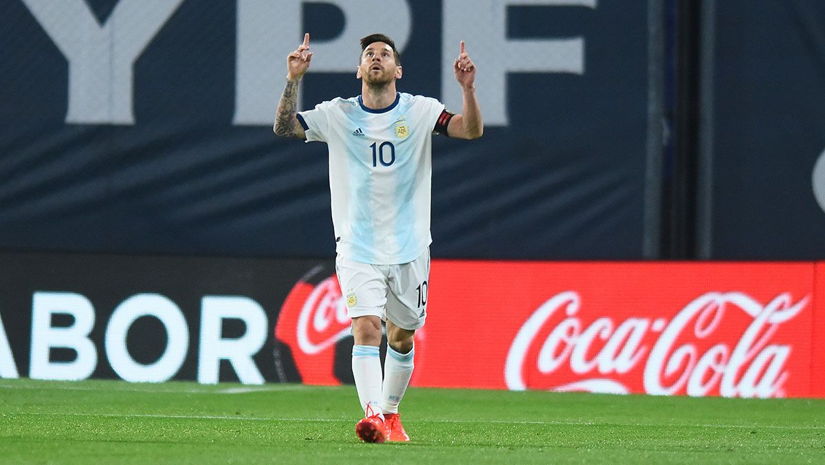 Lionel Messi celebrates his goal in front of Ecuador