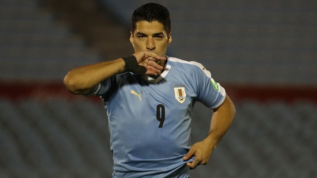 Luis Suárez celebrating his goal against Chile with Uruguay