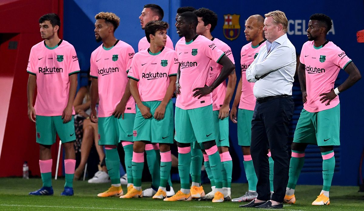 Ronald Koeman, with some of the players of the FC Barcelona