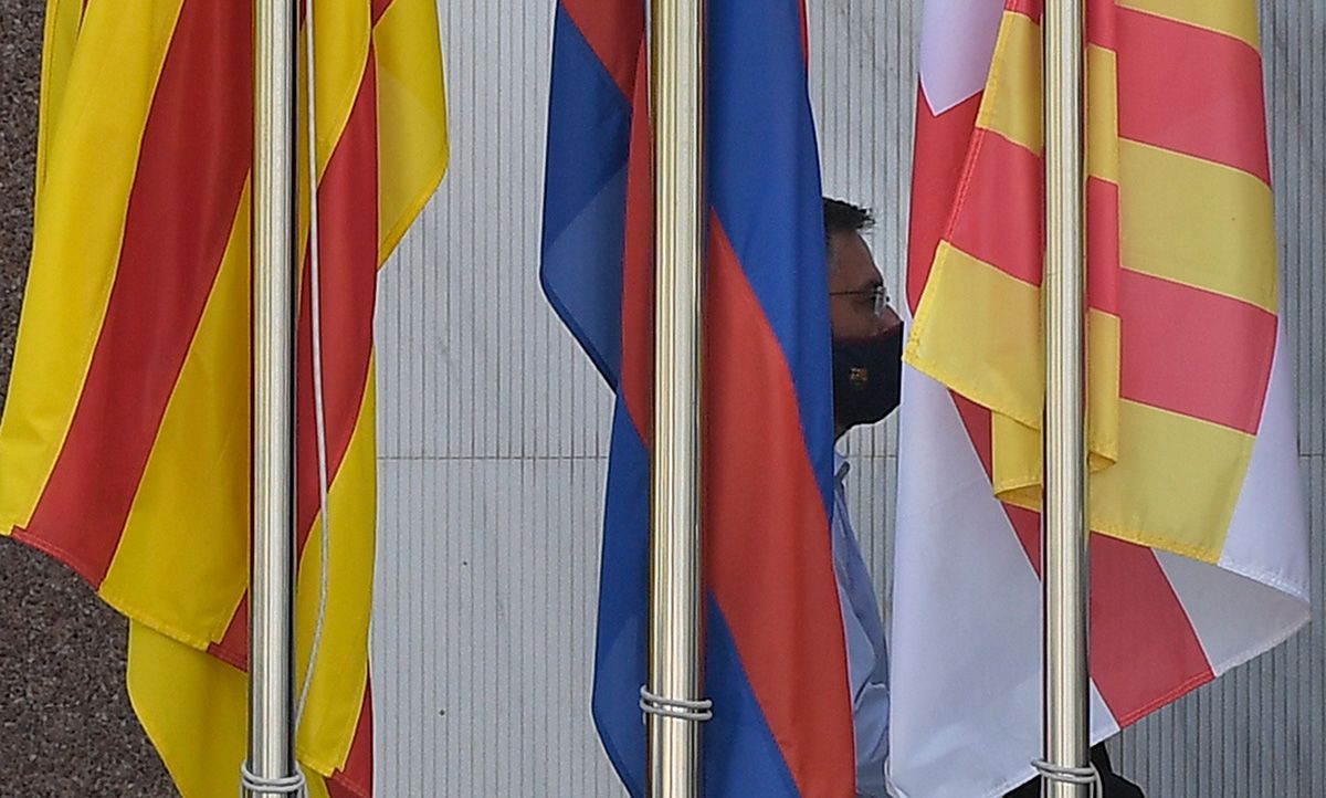 Josep Maria Bartomeu, strolling between flags of the Barça and Catalonia