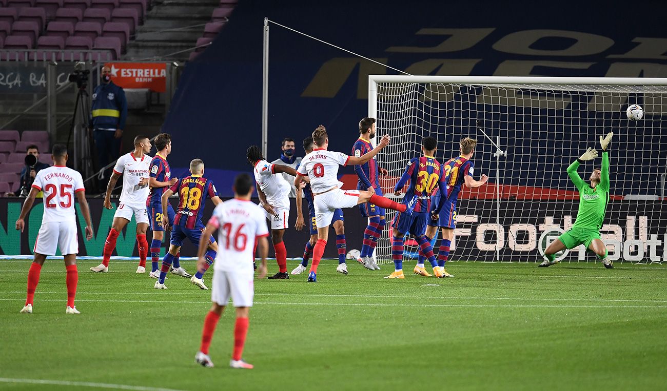 Luuk de Jong, a punto de marcar el 0-1 en el Barça-Sevilla del Camp Nou