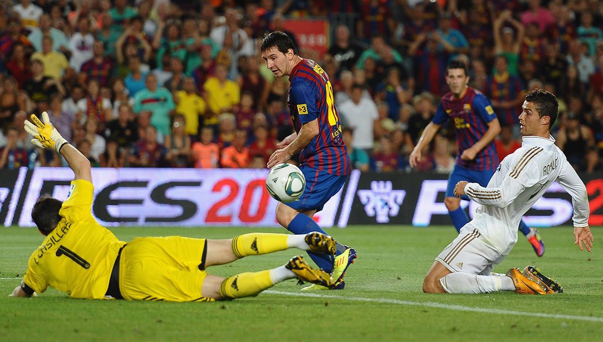 Leo Messi defines in front of Boxes with Cristiano Ronald by behind