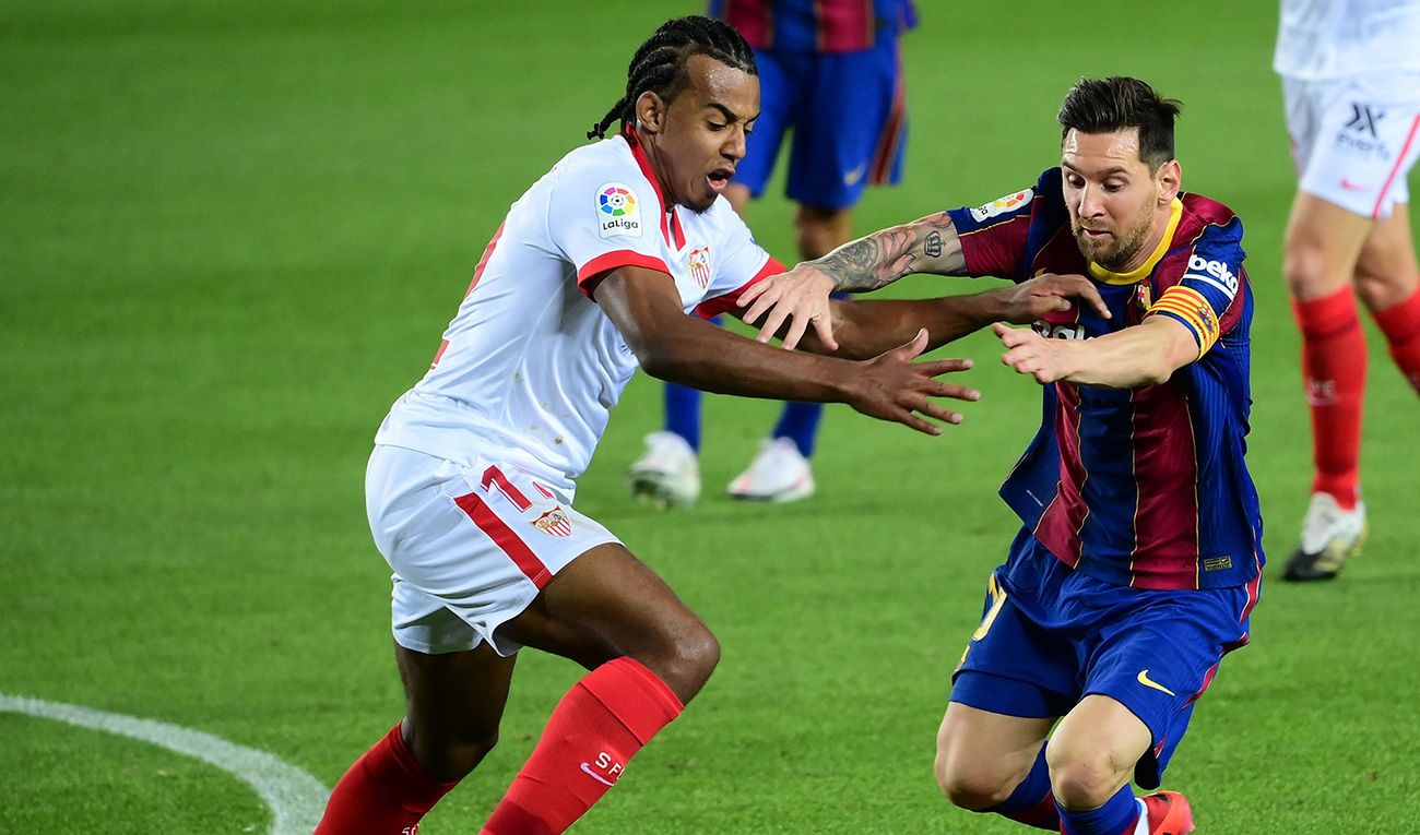 Jules Koundé en un duelo con Leo Messi