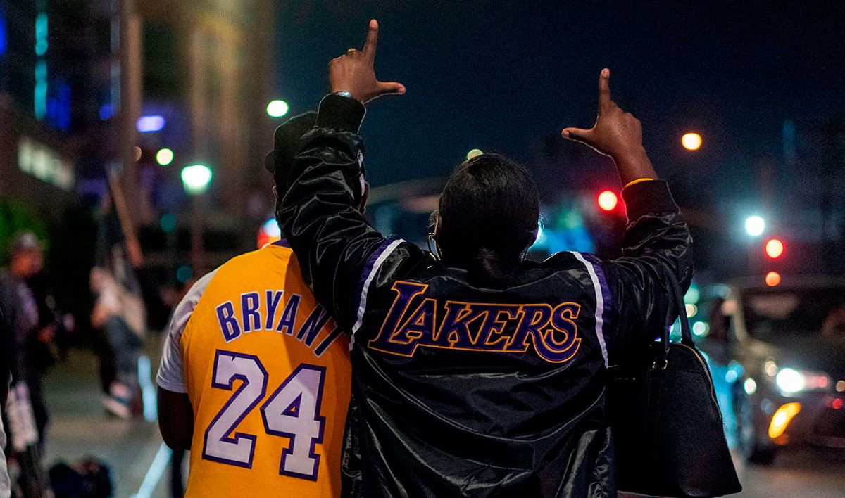 Aficionados de Los Angeles Lakers con la camiseta de Kobe Bryant