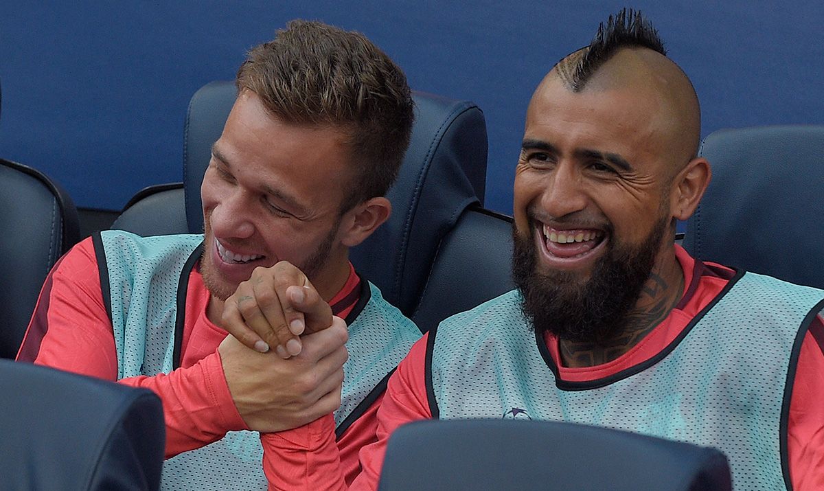 Arturo Vidal and Arthur Melo, in the bench of the FC Barcelona