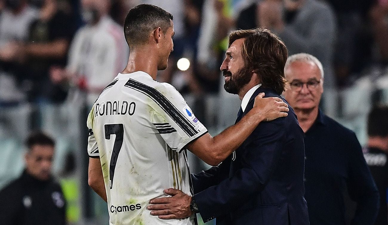 Andrea Pirlo se abraza a Cristiano Ronaldo