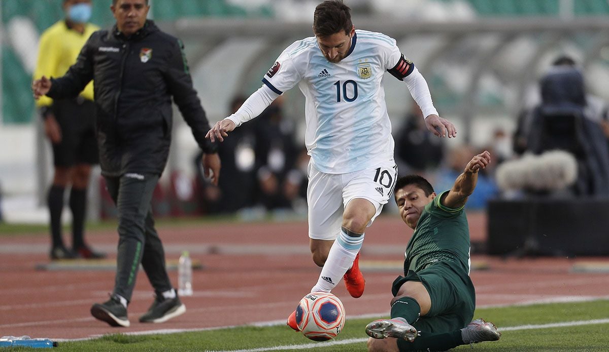 Lionel Messi in front of Bolivia