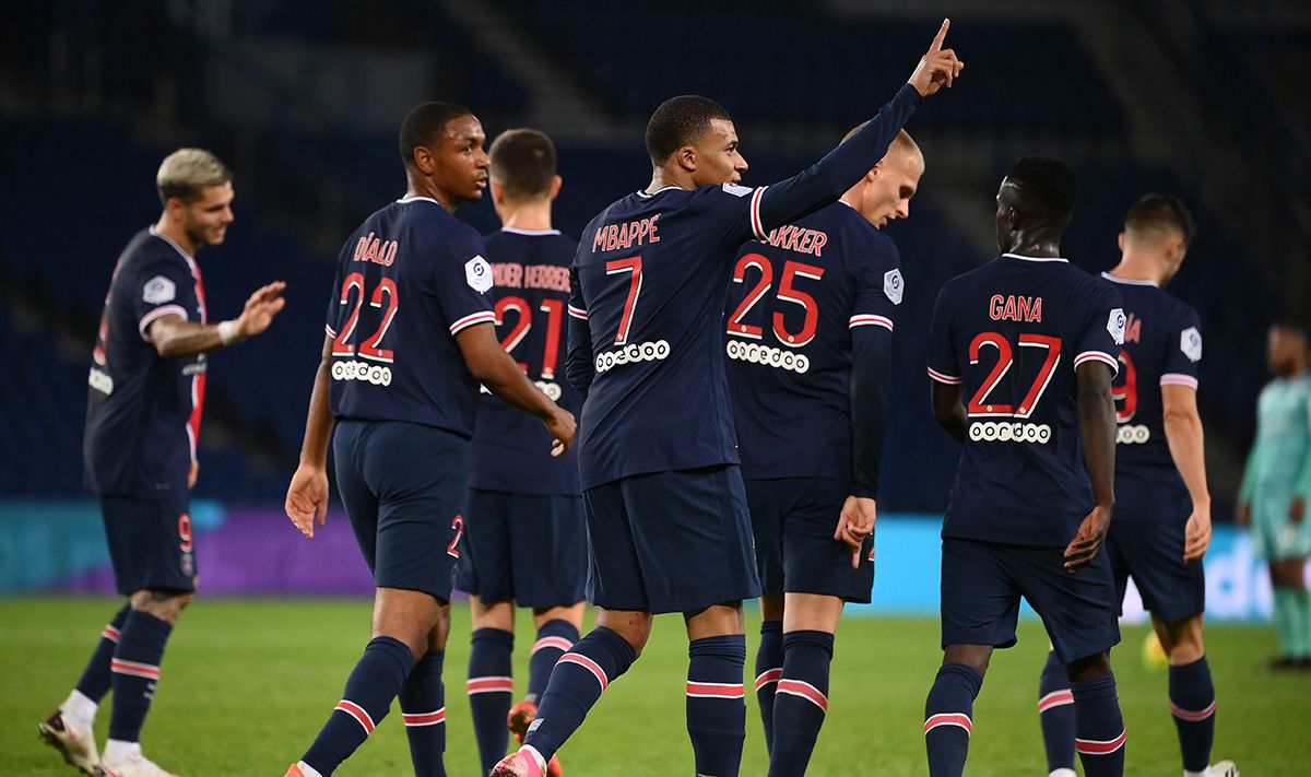 Kylian Mbappé, celebrating a goal with his mates of the PSG