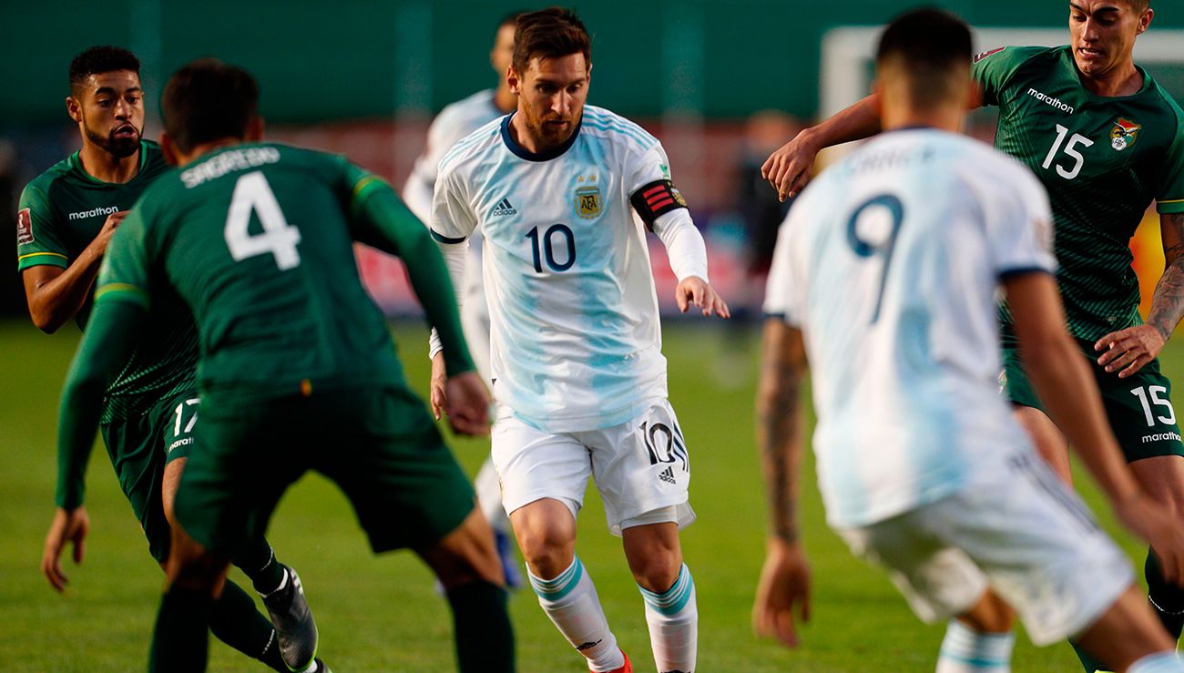 Leo Messi en una acción con Argentina contra Bolivia