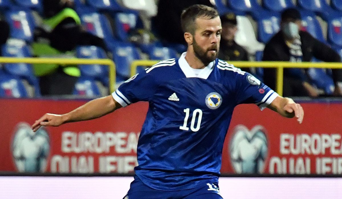 Miralem Pjanic en un partido con Bosnia