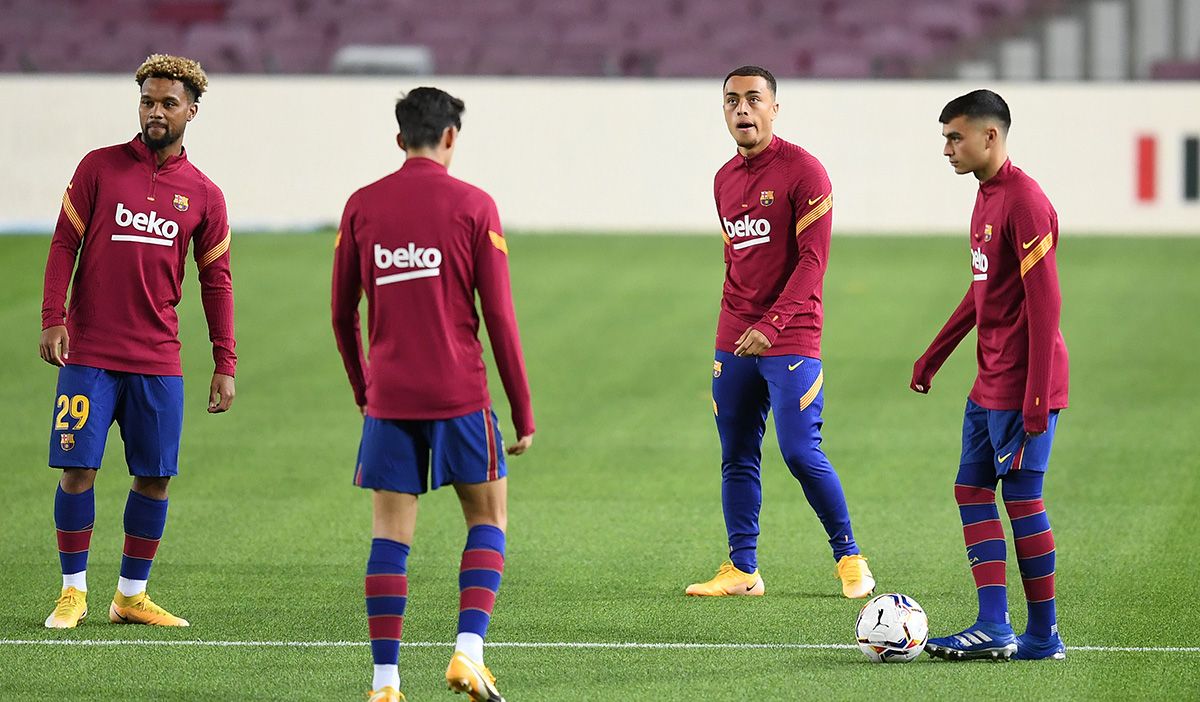 Sergiño Dest, calentando antes de un partido con el FC Barcelona
