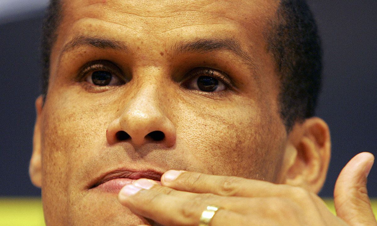 Rivaldo, muy serio durante una rueda de prensa