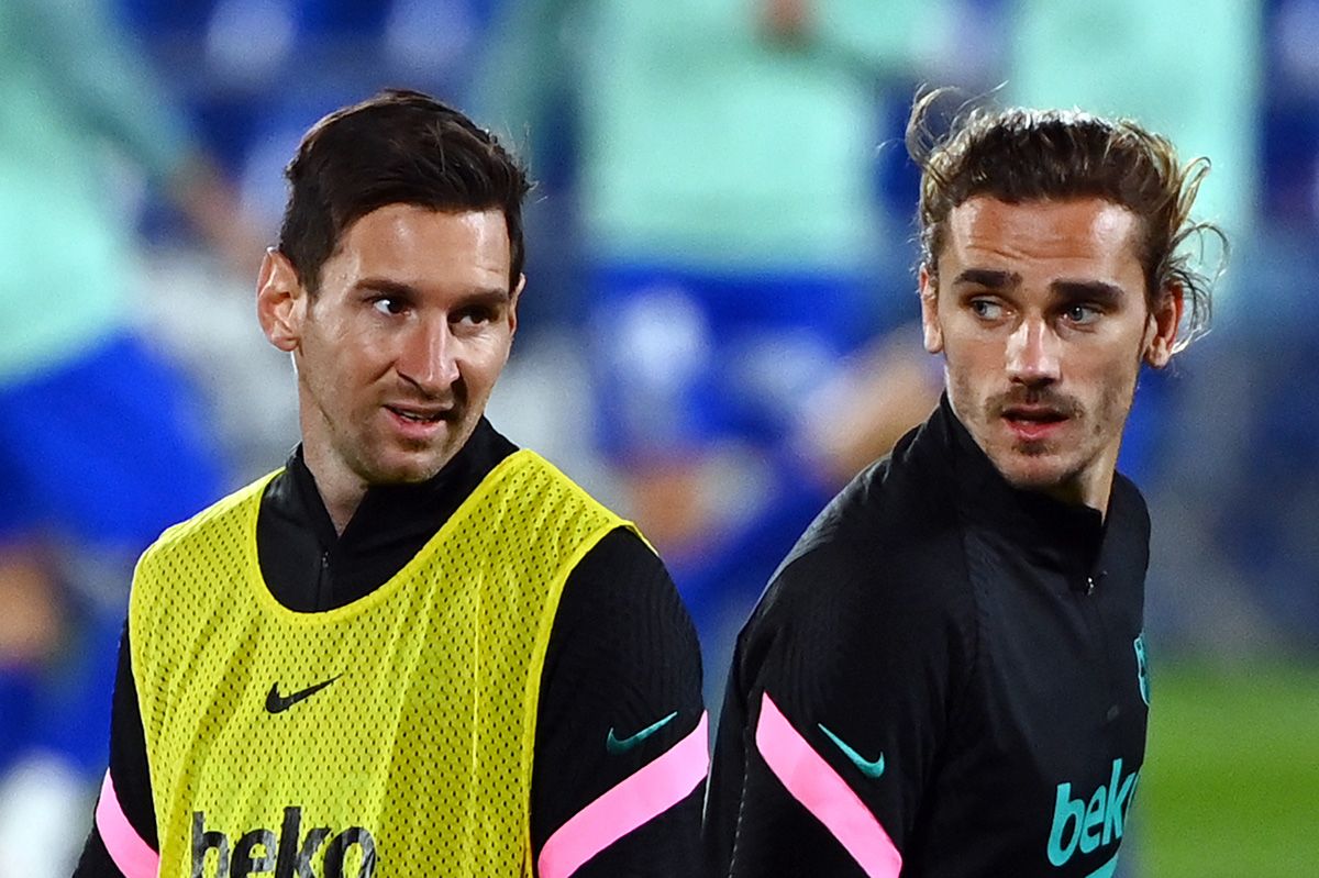 Leo Messi, beside Antoine Griezmann