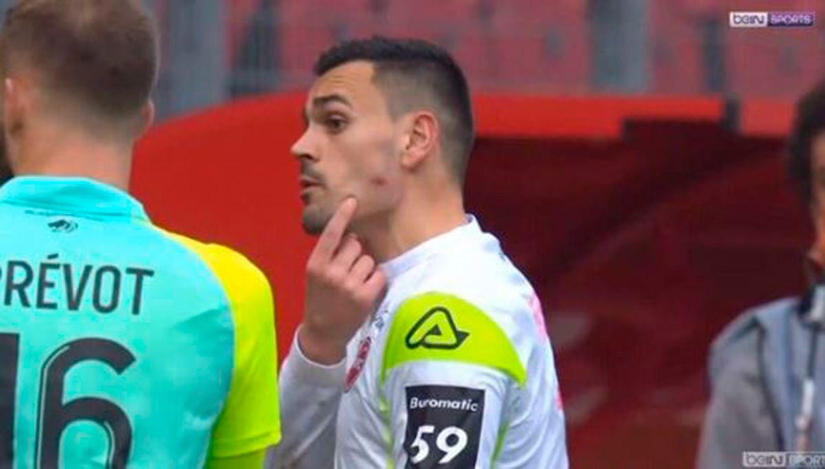 El portero del Valenciennes, tras recibir un mordisco de un jugador contrario