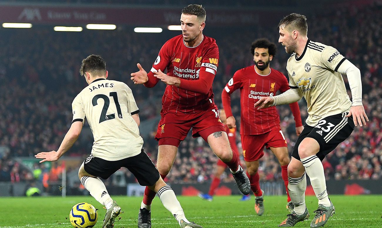 Jugadores de Liverpool y United disputan un balón
