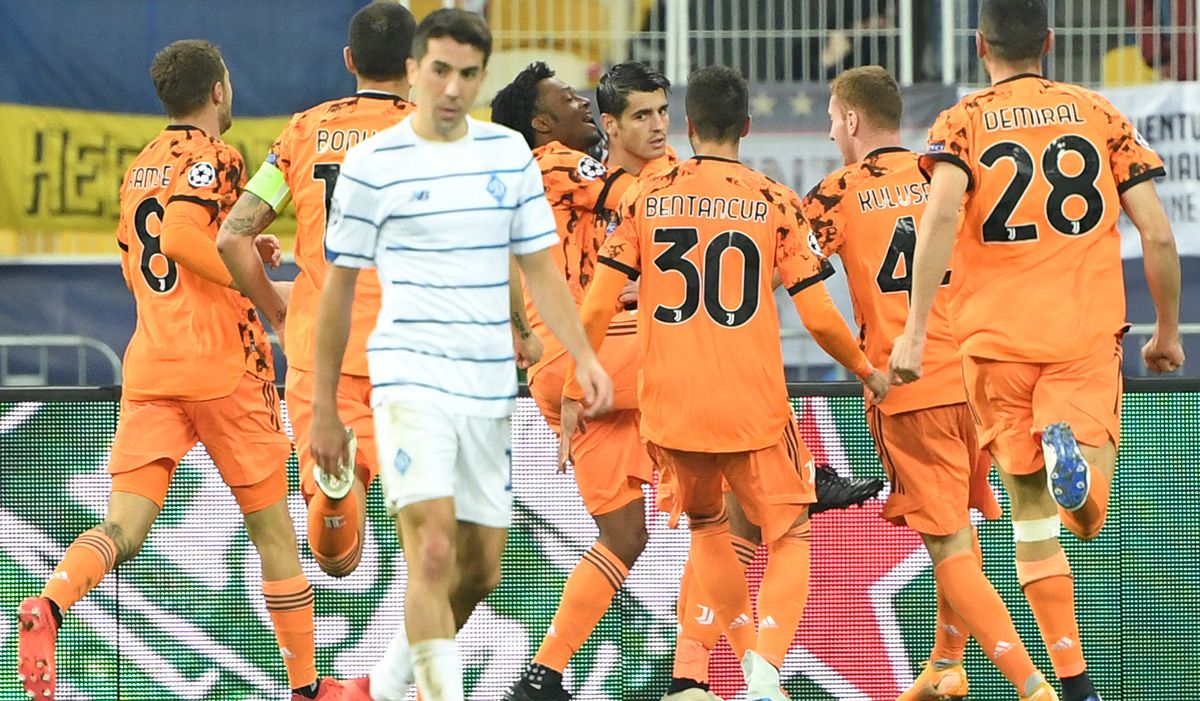 The players of the Juventus of Turín celebrate the goal of Morata