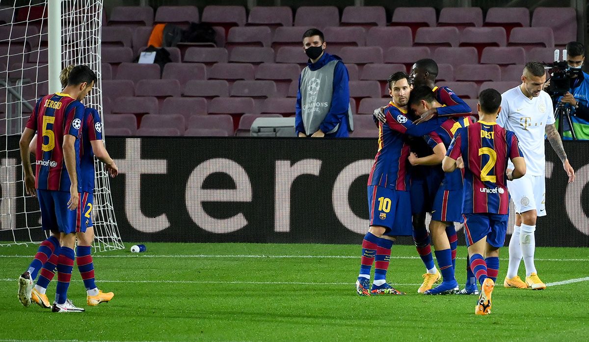 Messi, Dembélé and Pedri, celebrating a goal