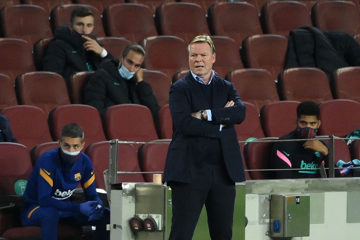 Ronald Koeman dirigiendo un encuentro