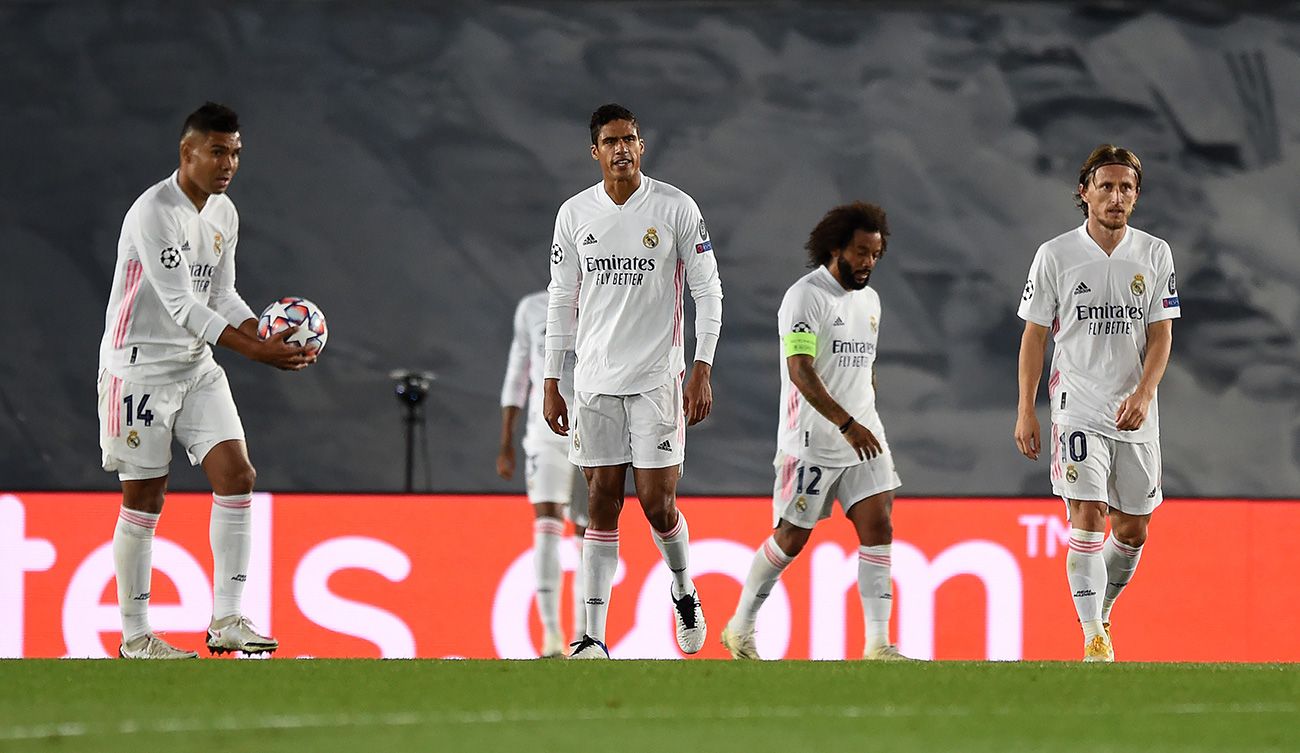 Los jugadores del Madrid se lamentan tras encajar un gol
